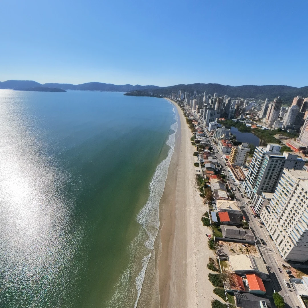 Vista aérea da orla de Perequê, Porto Belo