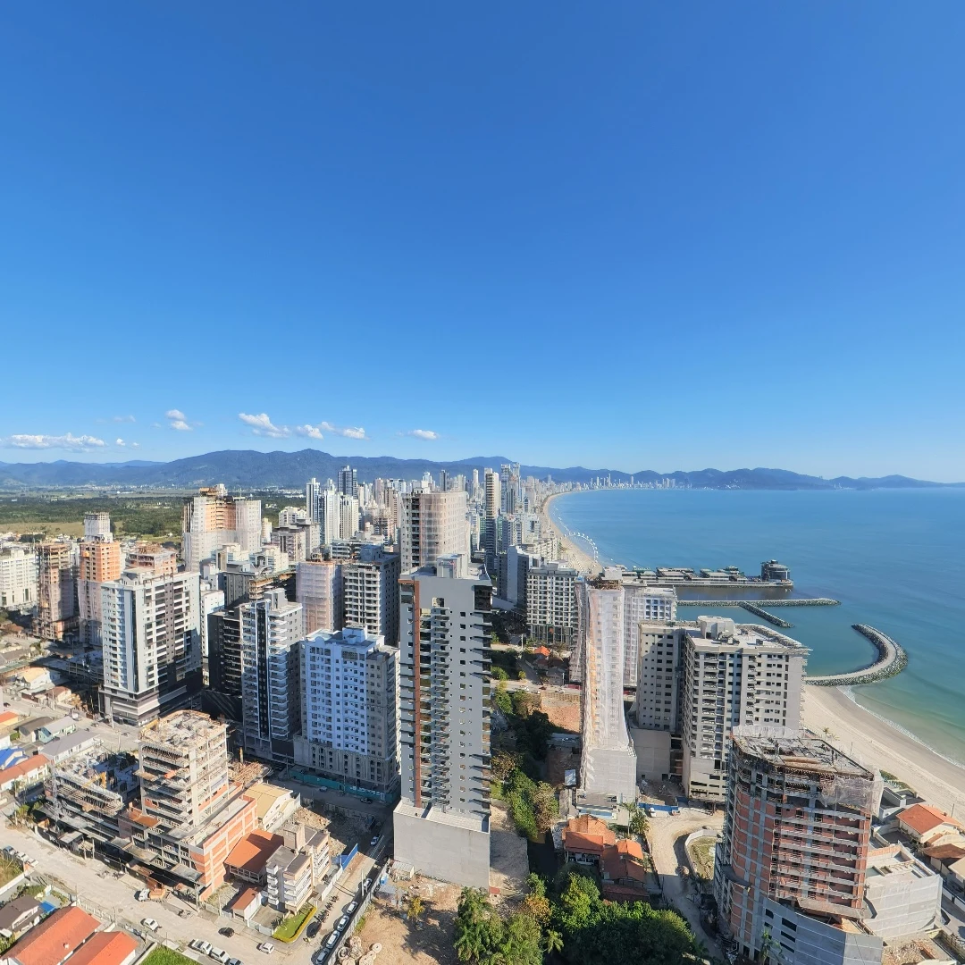 Edifícios e litoral de Perequê