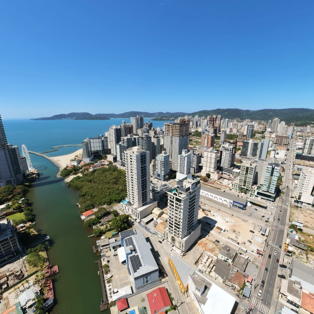 Vista aérea do rio e dos edifícios de Perequê