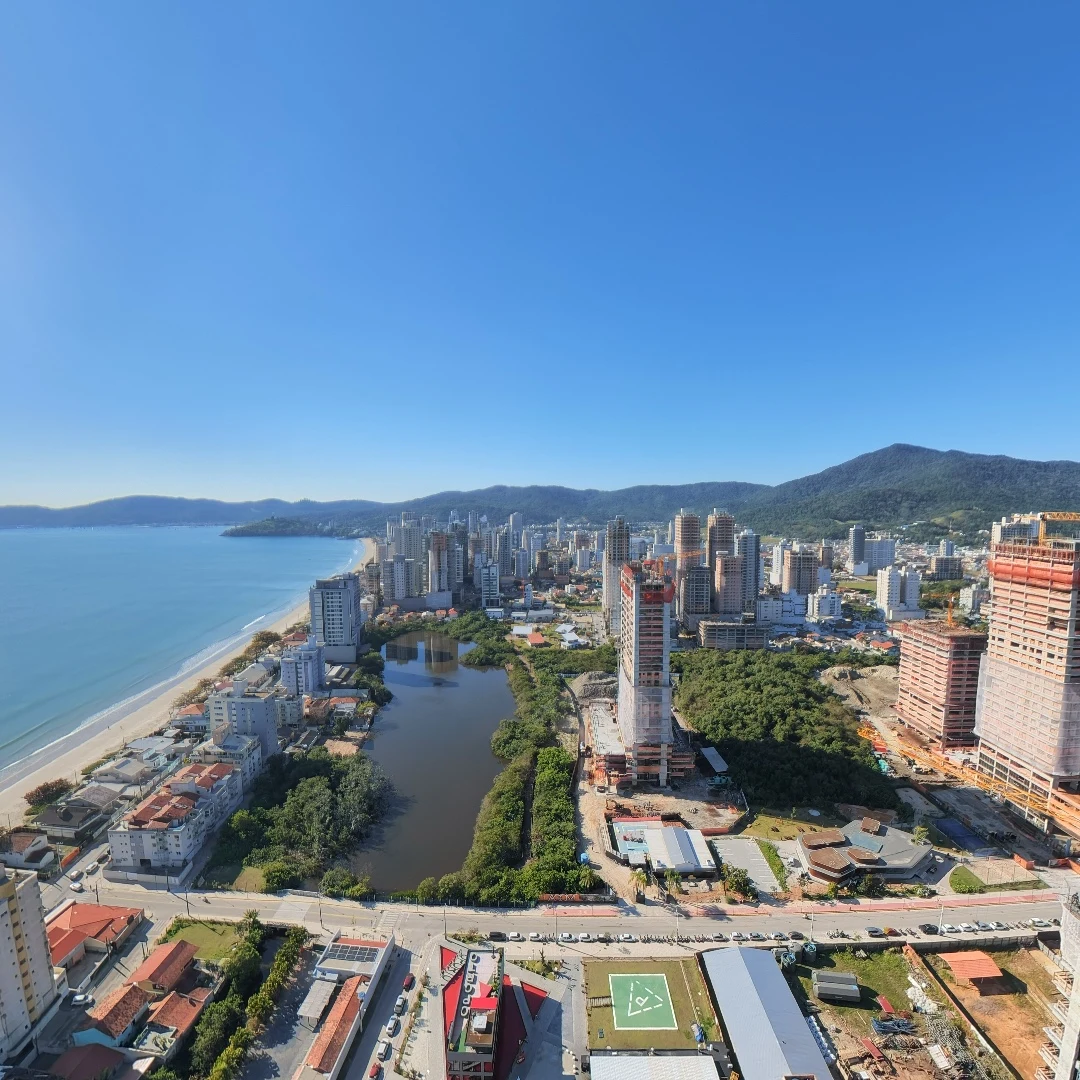 Perequê vista de cima, com a praia e a cidade